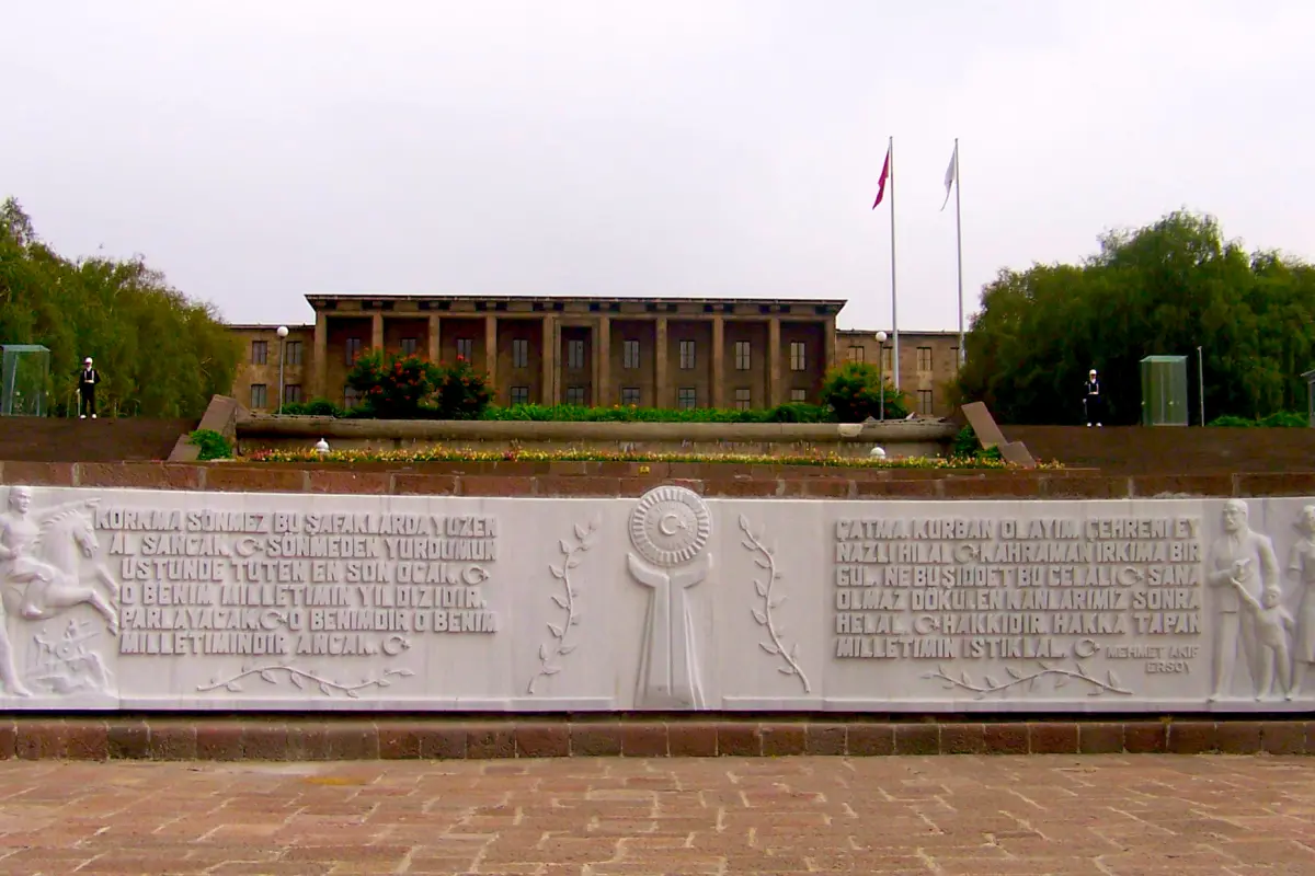 Ankara'da Türkiye Büyük Millet Meclisi binası ve önündeki İstiklal Marşı kabartması