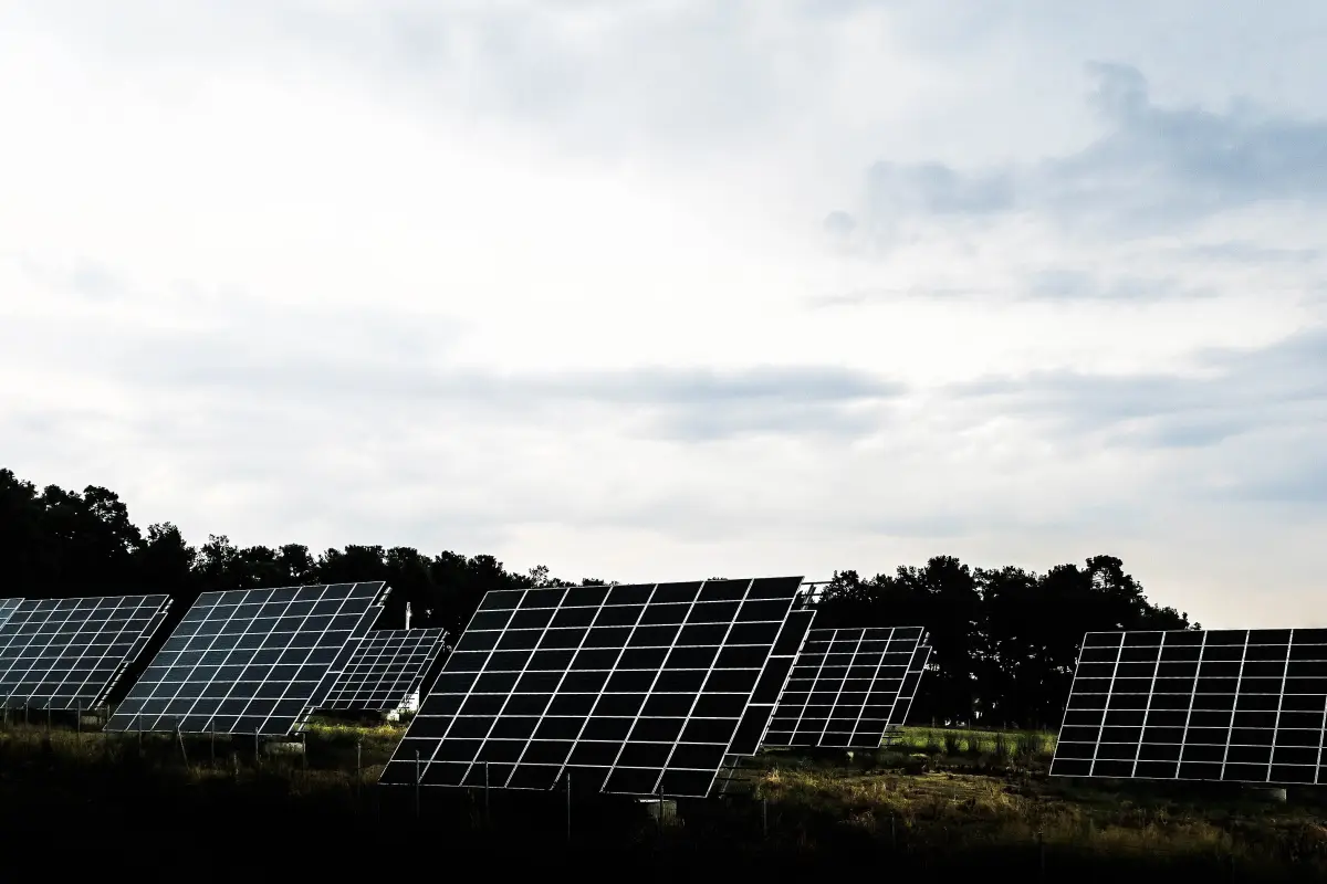 Bir tepenin yamacında güneş enerjisi panelleri