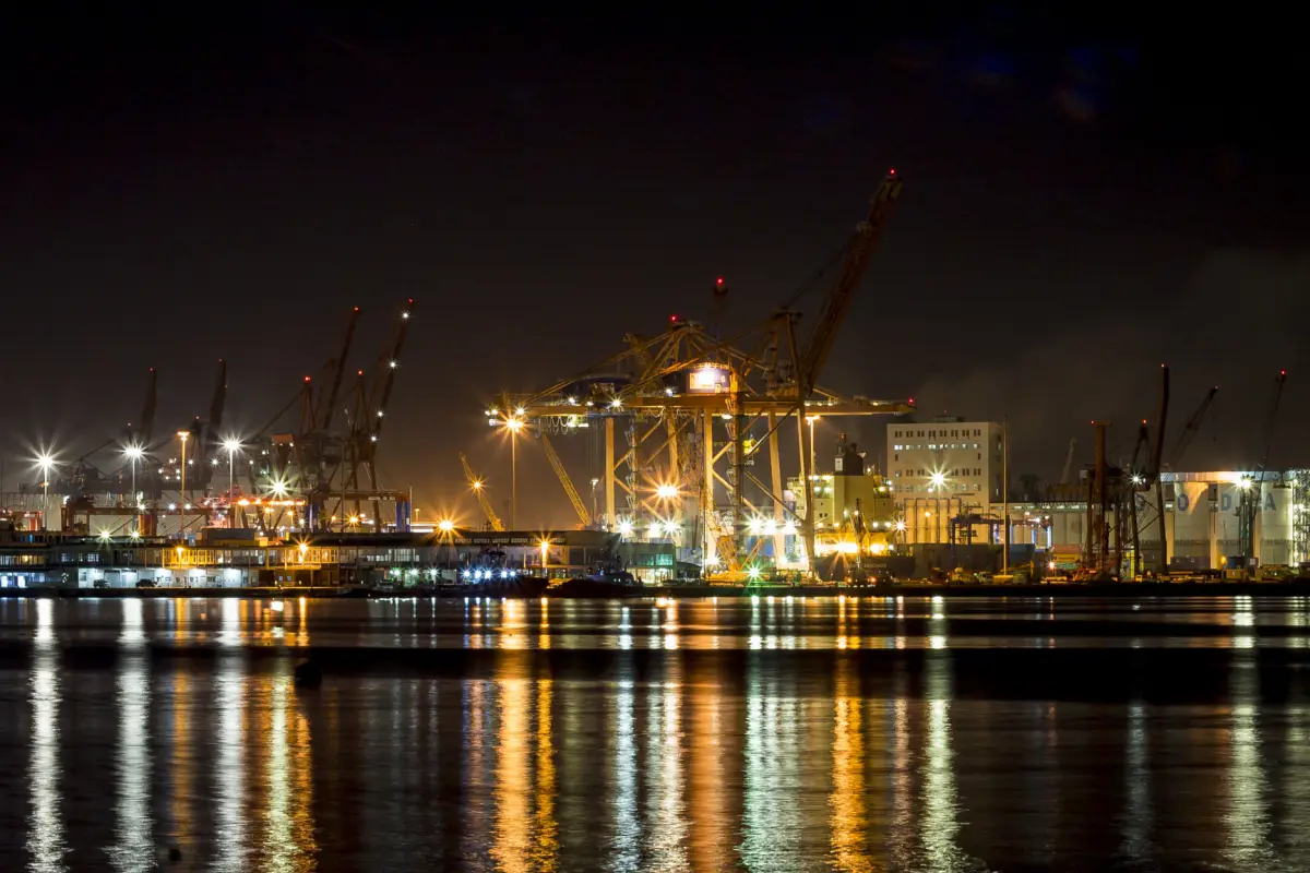 Mersin Limanı’nda gece konteyner vinçleri ve rıhtım