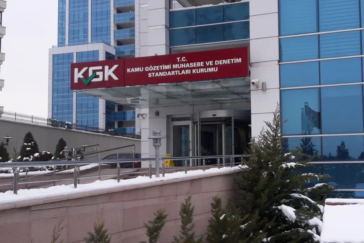 Ankara'daki Kamu Gözetimi, Muhasebe ve Denetim Standartları Kurumu binasının girişi