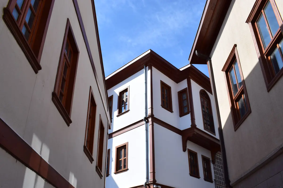 Ankara Hamamönü'nde restore edilmiş iki katlı tarihi evler